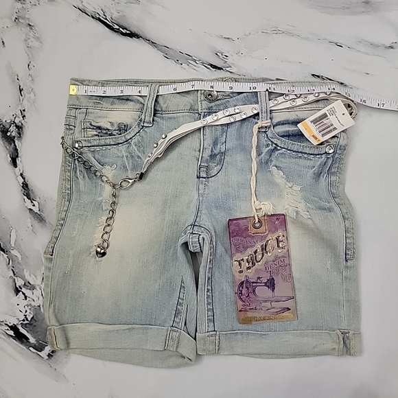 Truce Pants - TRUCE Girls Light Wash Denim Jean Shorts Size 7 with Studded Belt and Chain
